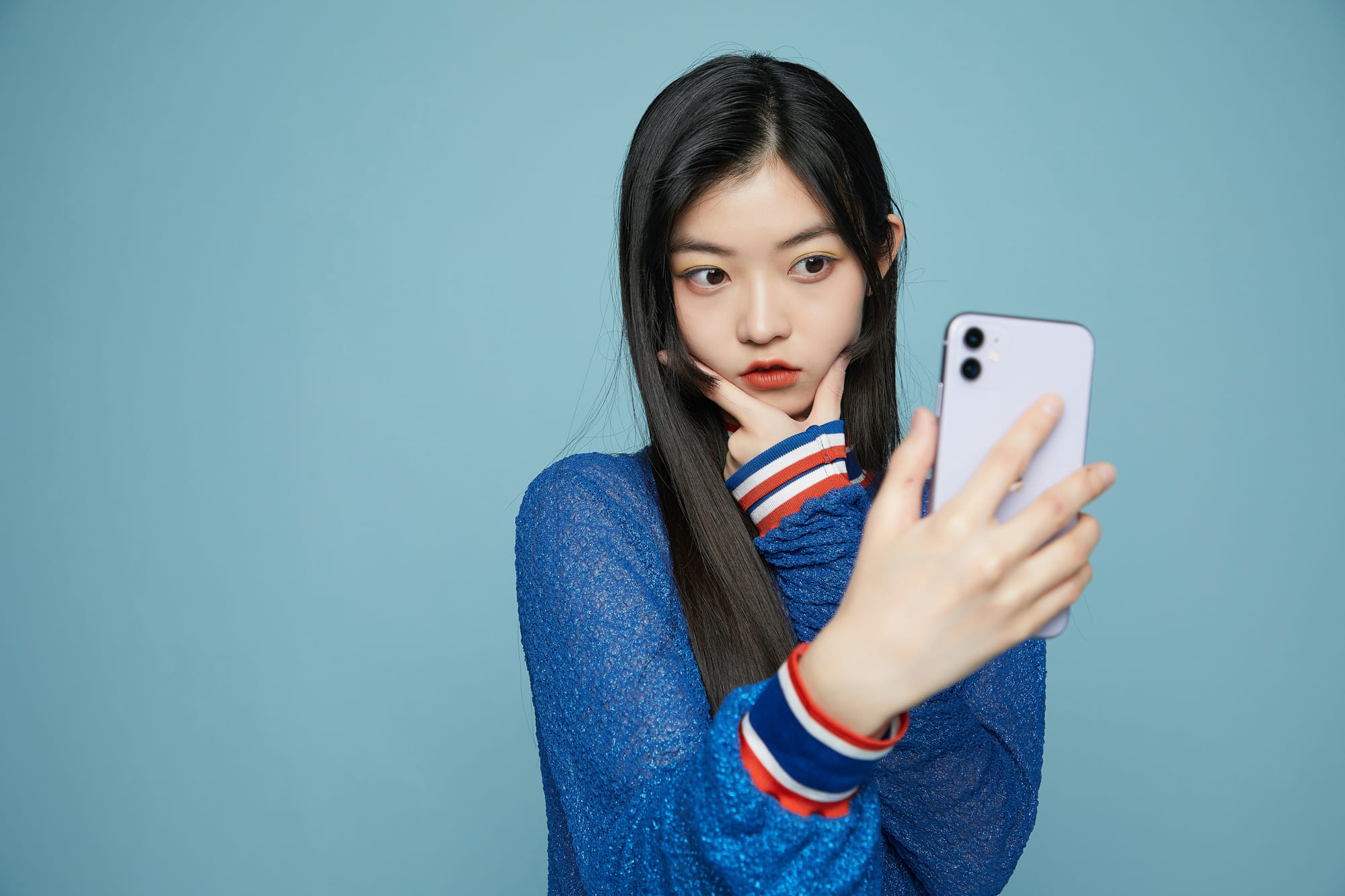 woman recording for TikTok transitions