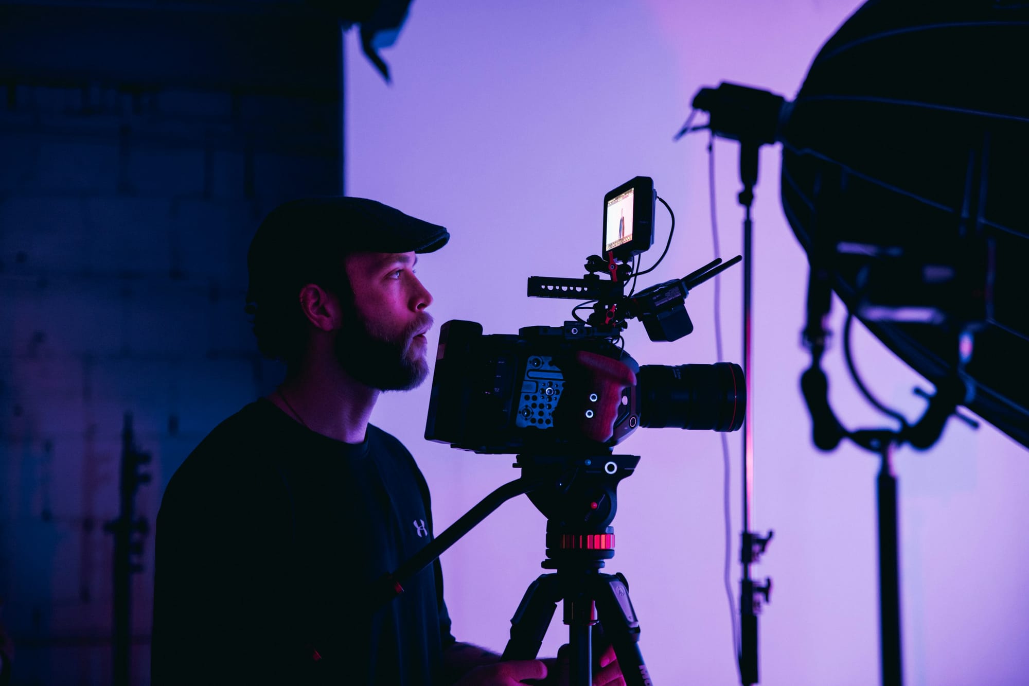 man recording a video - Vidpro