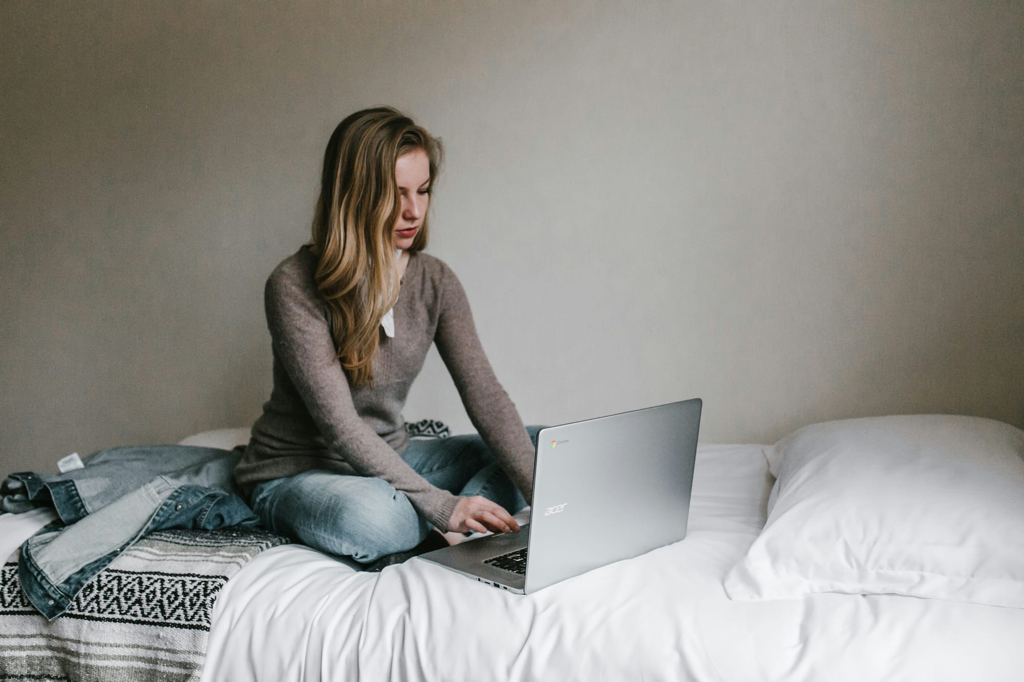 woman editing on laptop - Lightworks Alternative