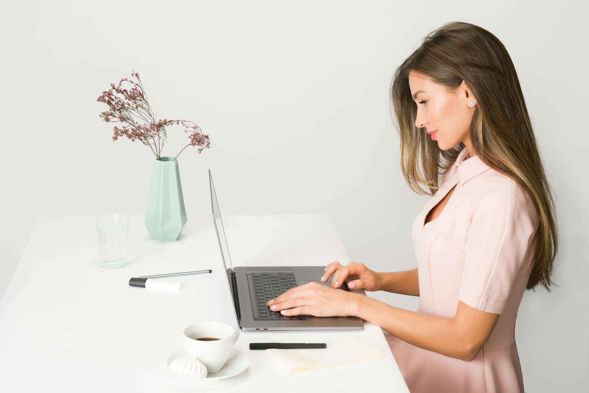 woman trying to find ideas - What Is Viral Content 