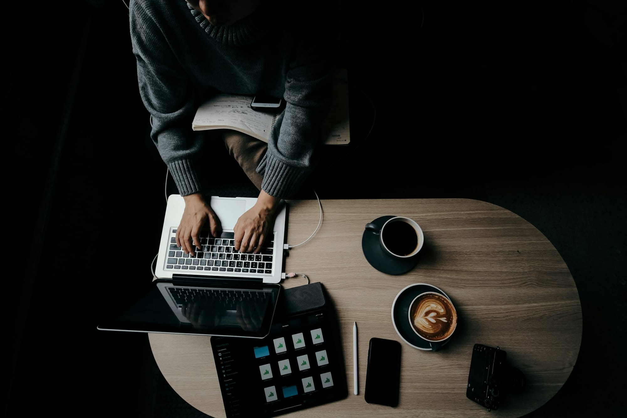 man checking out key features - Splice Alternative